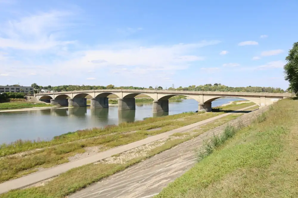 Photograph of the concrete arch Black Street Bridge in 2023